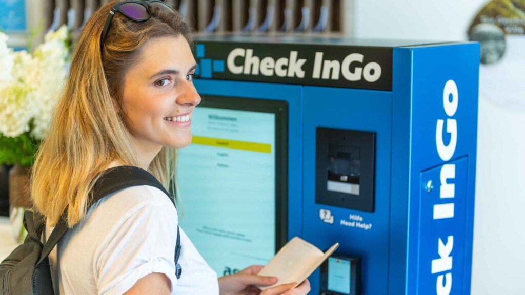 Automatisches Einlesen von Reisepässen – Der CheckInGo Automat von asut computer erleichtert den Check-in und die Meldung ans Meldeamt.